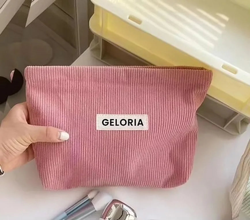 Trousse beauté Geloria en velours côtelé rose, étiquette tissée GELORIA