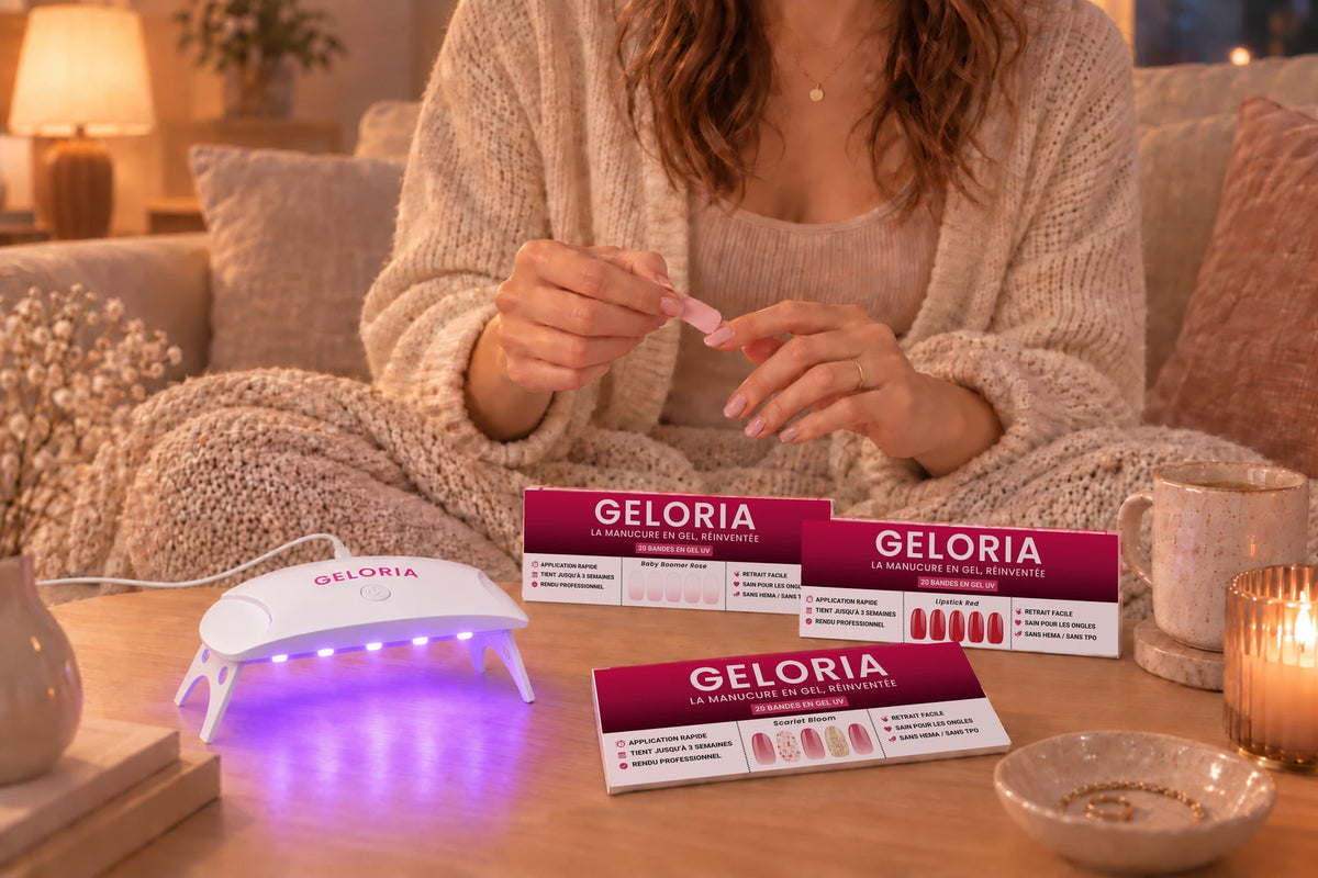 Femme assise sur un canapé posant une bande de gel rose, la lampe LED allumée et trois étuis Geloria sur la table basse