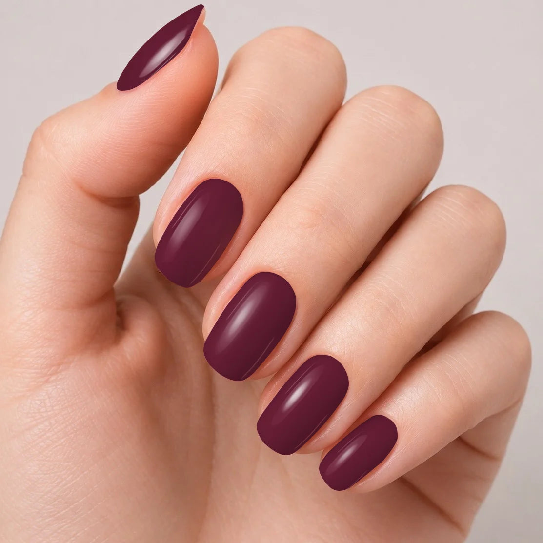 Bandes de vernis gel semi-permanent Geloria Amethyst posées sur une main