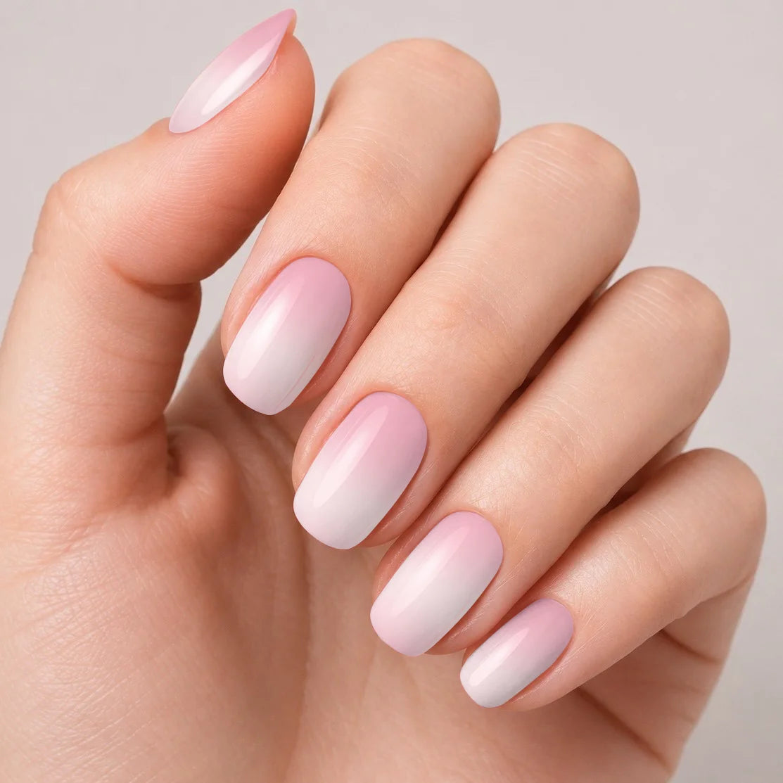Bandes de vernis gel semi-permanent Geloria Baby Boomer Rose posées sur une main