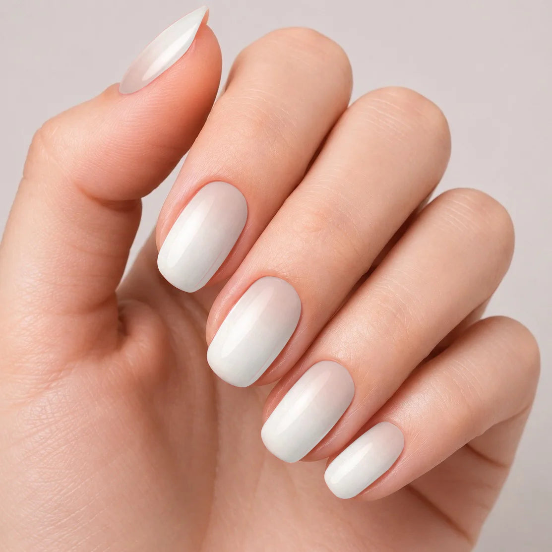 Bandes de vernis gel semi-permanent Geloria Ballerina posées sur une main