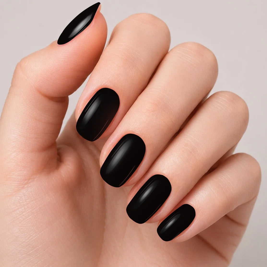Bandes de vernis gel semi-permanent Geloria Black Velvet posées sur une main