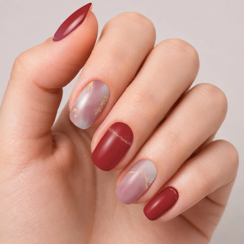 Bandes de vernis gel semi-permanent Geloria Carrara posées sur une main