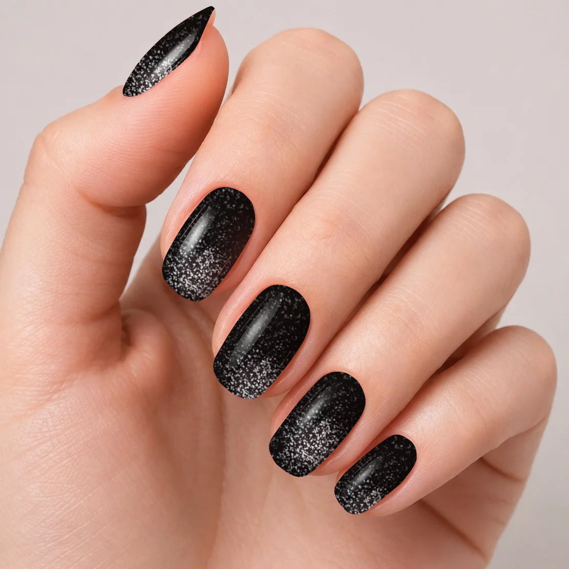 Bandes de vernis gel semi-permanent Geloria Cat Eye Galaxy posées sur une main