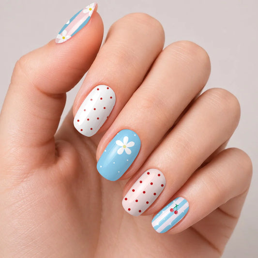 Bandes de vernis gel semi-permanent Geloria Cherry Soda posées sur une main
