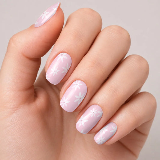 Bandes de vernis gel semi-permanent Geloria Daisy Bloom posées sur une main