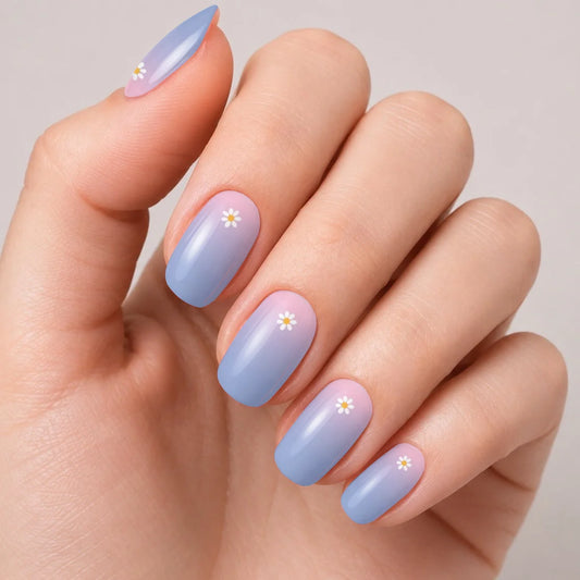 Bandes de vernis gel semi-permanent Geloria Daisy Sky posées sur une main