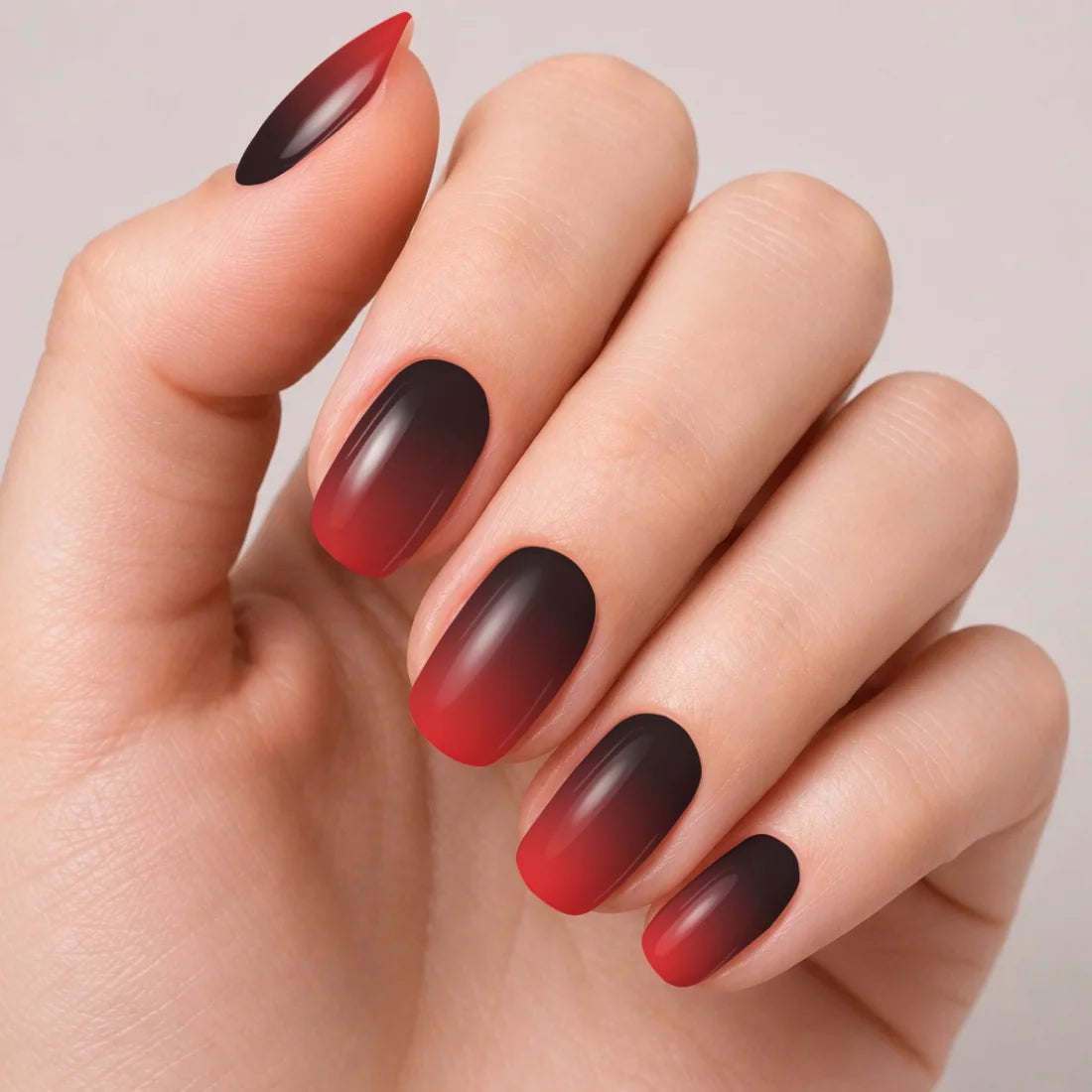 Bandes de vernis gel semi-permanent Geloria Dark Ember posées sur une main