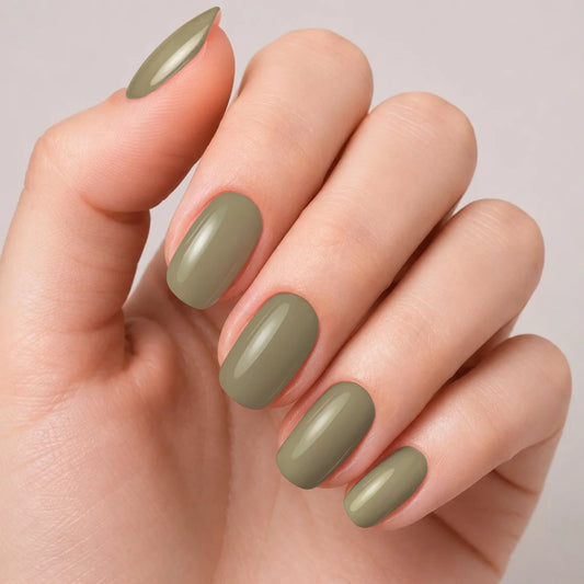 Bandes de vernis gel semi-permanent Geloria Eucalyptus posées sur une main