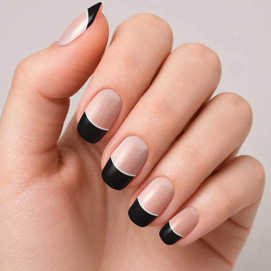 Bandes de vernis gel semi-permanent Geloria French Black posées sur une main