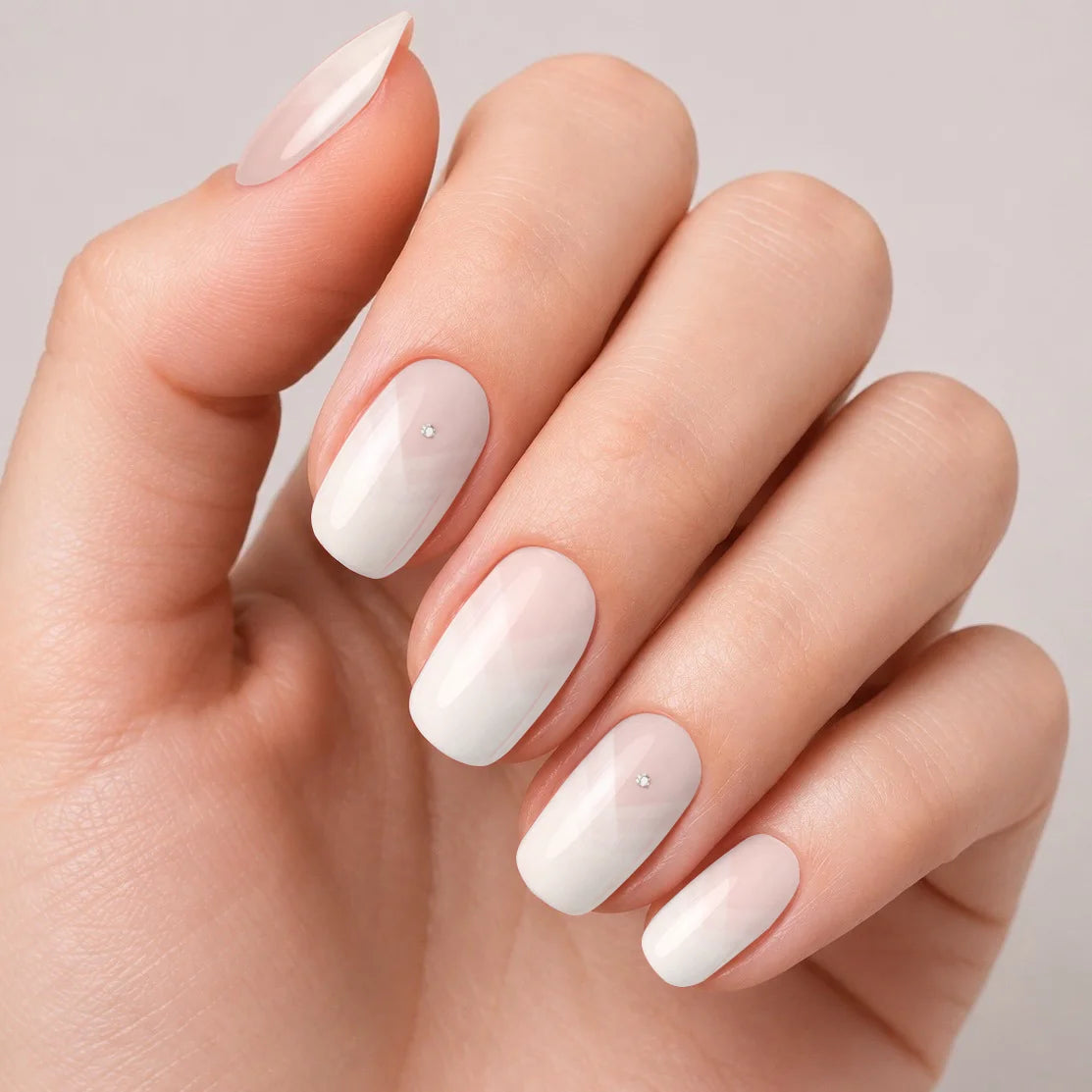 Bandes de vernis gel semi-permanent Geloria French Glitter posées sur une main