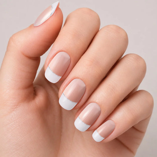 Bandes de vernis gel semi-permanent Geloria French Silver posées sur une main