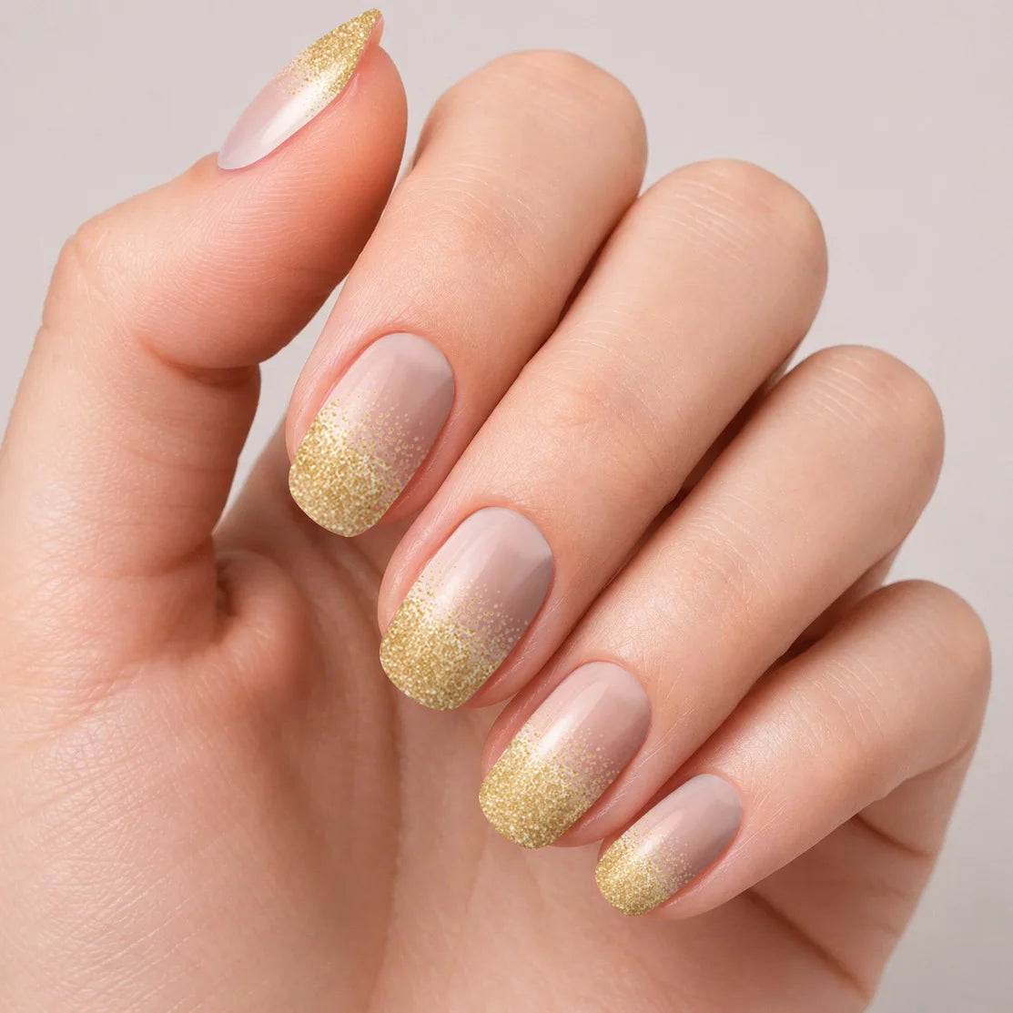 Bandes de vernis gel semi-permanent Geloria Golden Tip posées sur une main