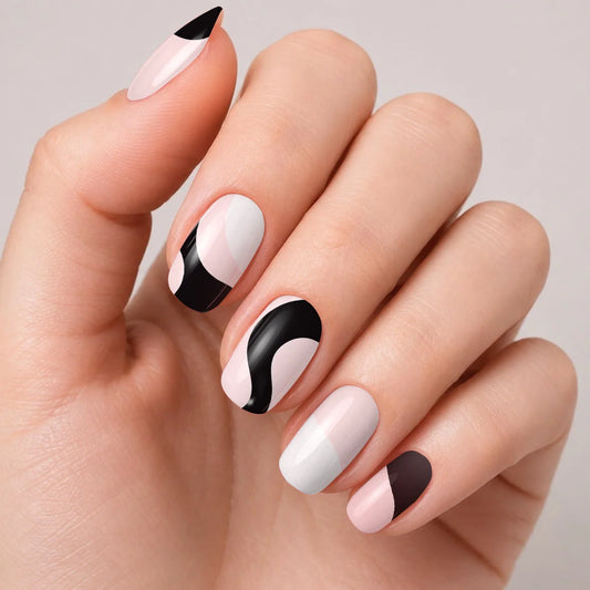 Bandes de vernis gel semi-permanent Geloria Ink Wave posées sur une main