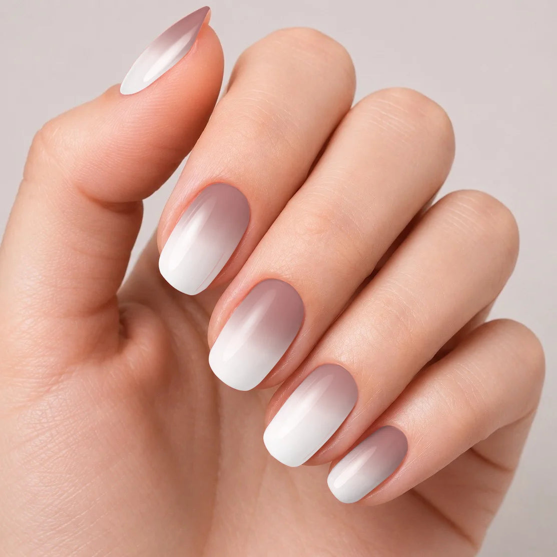 Bandes de vernis gel semi-permanent Geloria Lavender Haze posées sur une main