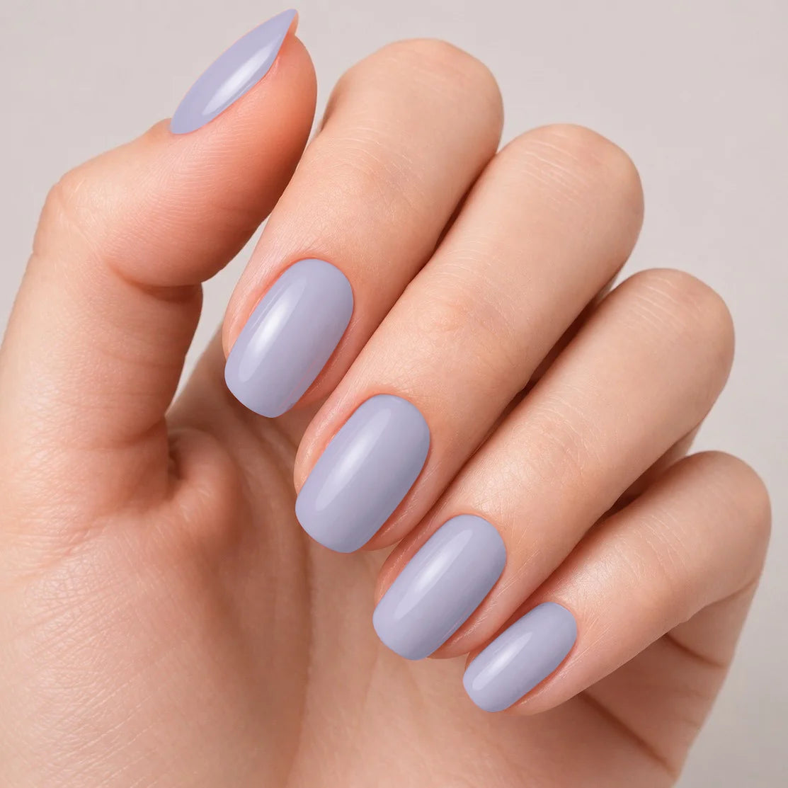 Bandes de vernis gel semi-permanent Geloria Lilac Dream posées sur une main