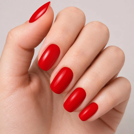Bandes de vernis gel semi-permanent Geloria Lipstick Red posées sur une main