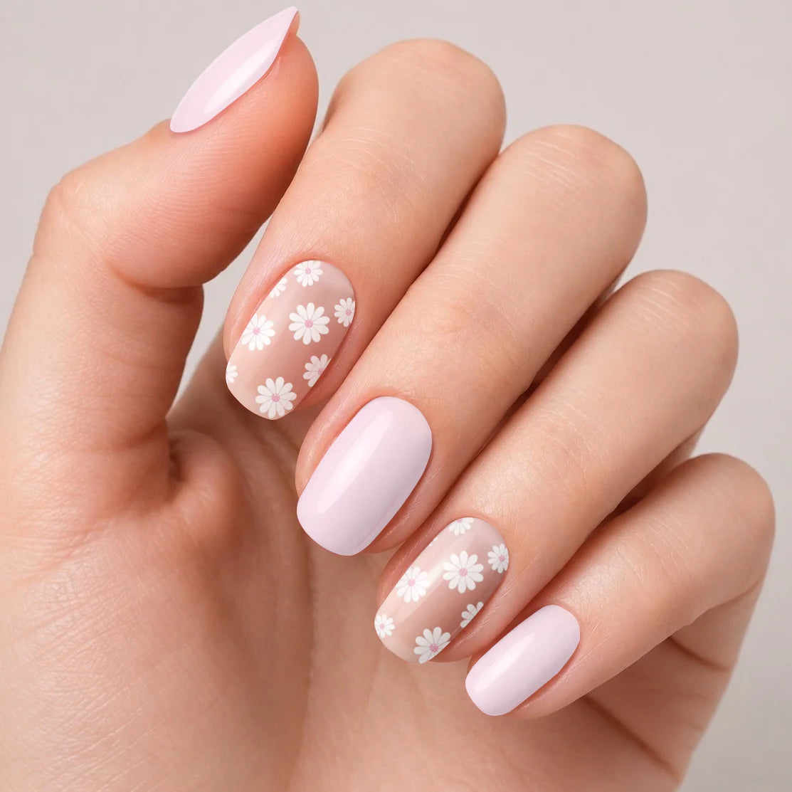 Bandes de vernis gel semi-permanent Geloria Magnolia posées sur une main