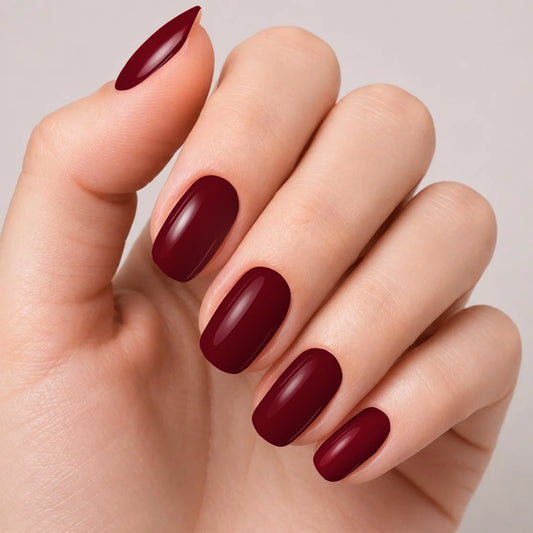 Bandes de vernis gel semi-permanent Geloria Merlot posées sur une main