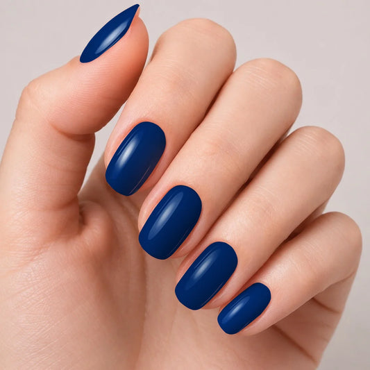 Bandes de vernis gel semi-permanent Geloria Navy Storm posées sur une main
