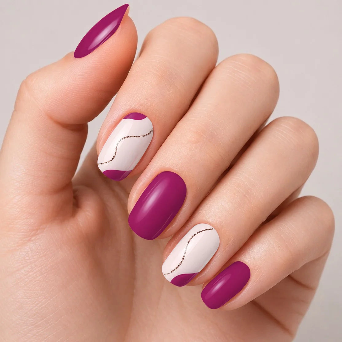 Bandes de vernis gel semi-permanent Geloria Orchid Gold posées sur une main