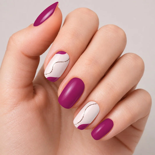 Bandes de vernis gel semi-permanent Geloria Orchid Gold posées sur une main