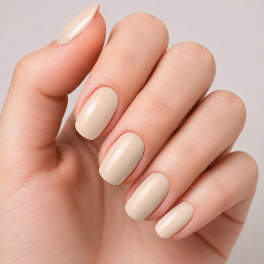 Bandes de vernis gel semi-permanent Geloria Peach Nude posées sur une main
