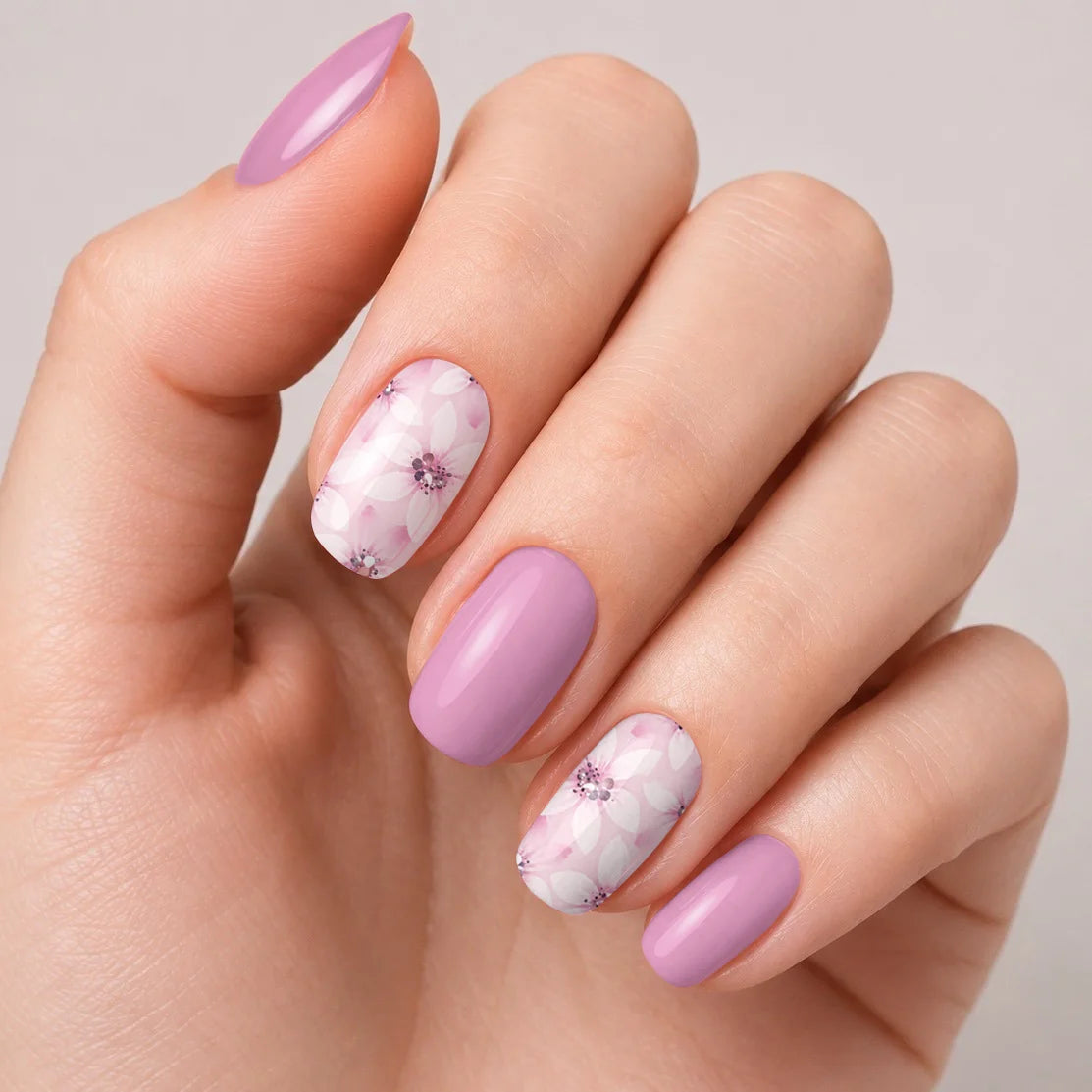 Bandes de vernis gel semi-permanent Geloria Peony posées sur une main