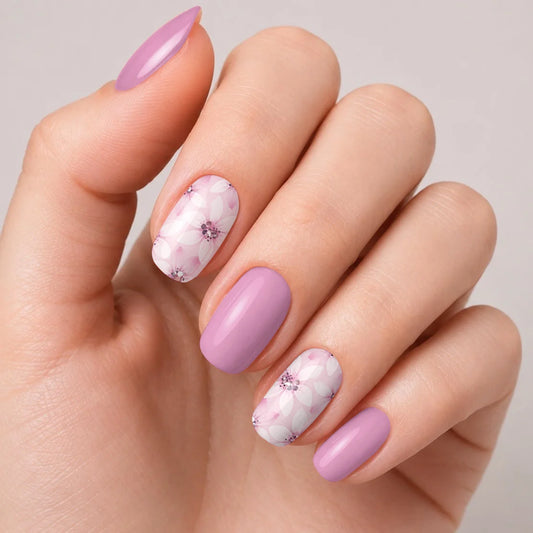 Bandes de vernis gel semi-permanent Geloria Peony posées sur une main