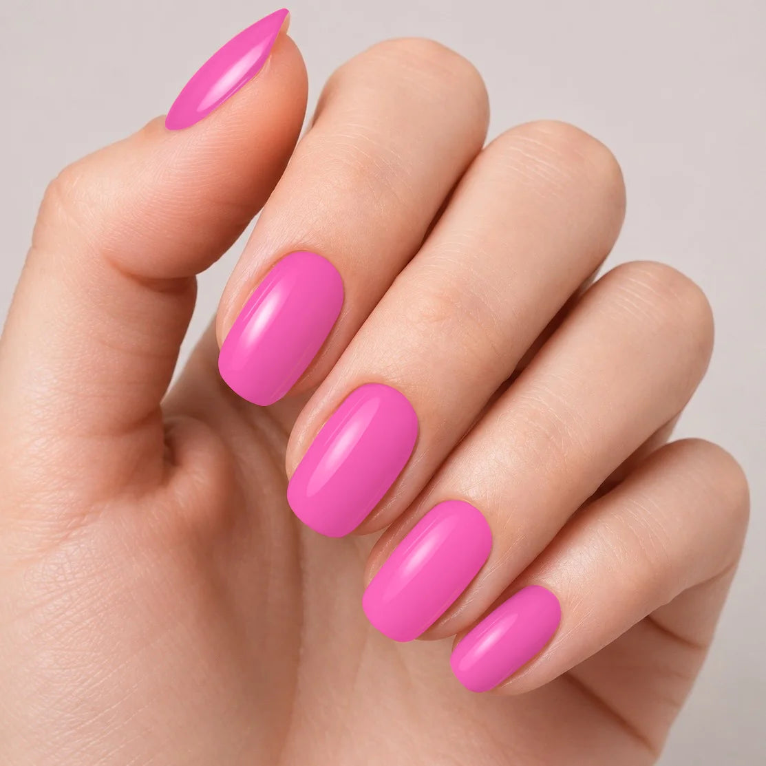 Bandes de vernis gel semi-permanent Geloria Pink Neon posées sur une main