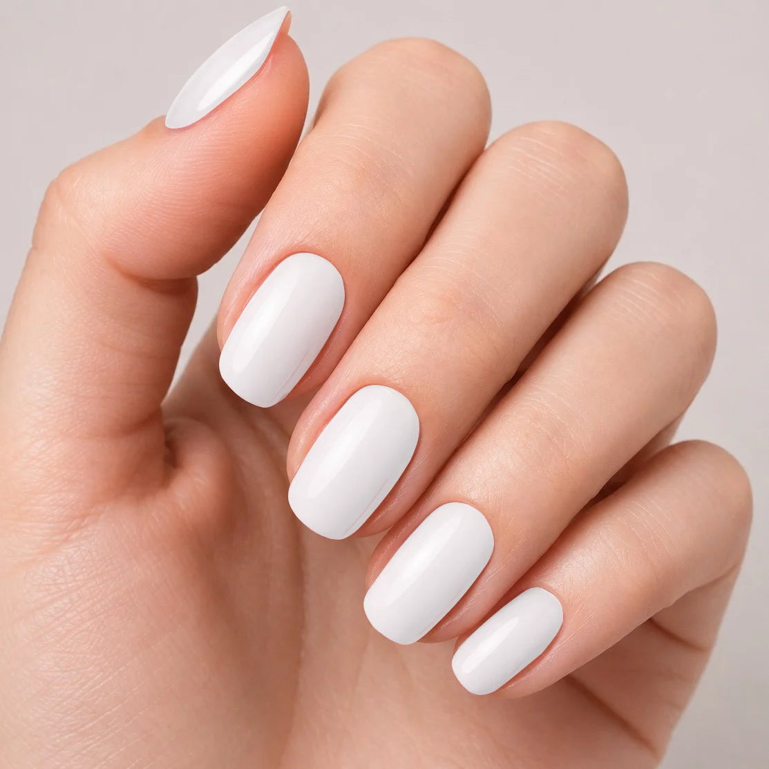 Bandes de vernis gel semi-permanent Geloria Pure White posées sur une main