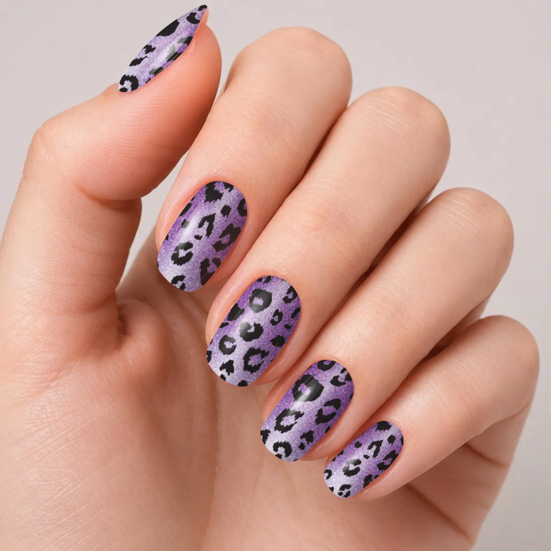 Bandes de vernis gel semi-permanent Geloria Purple Panther posées sur une main