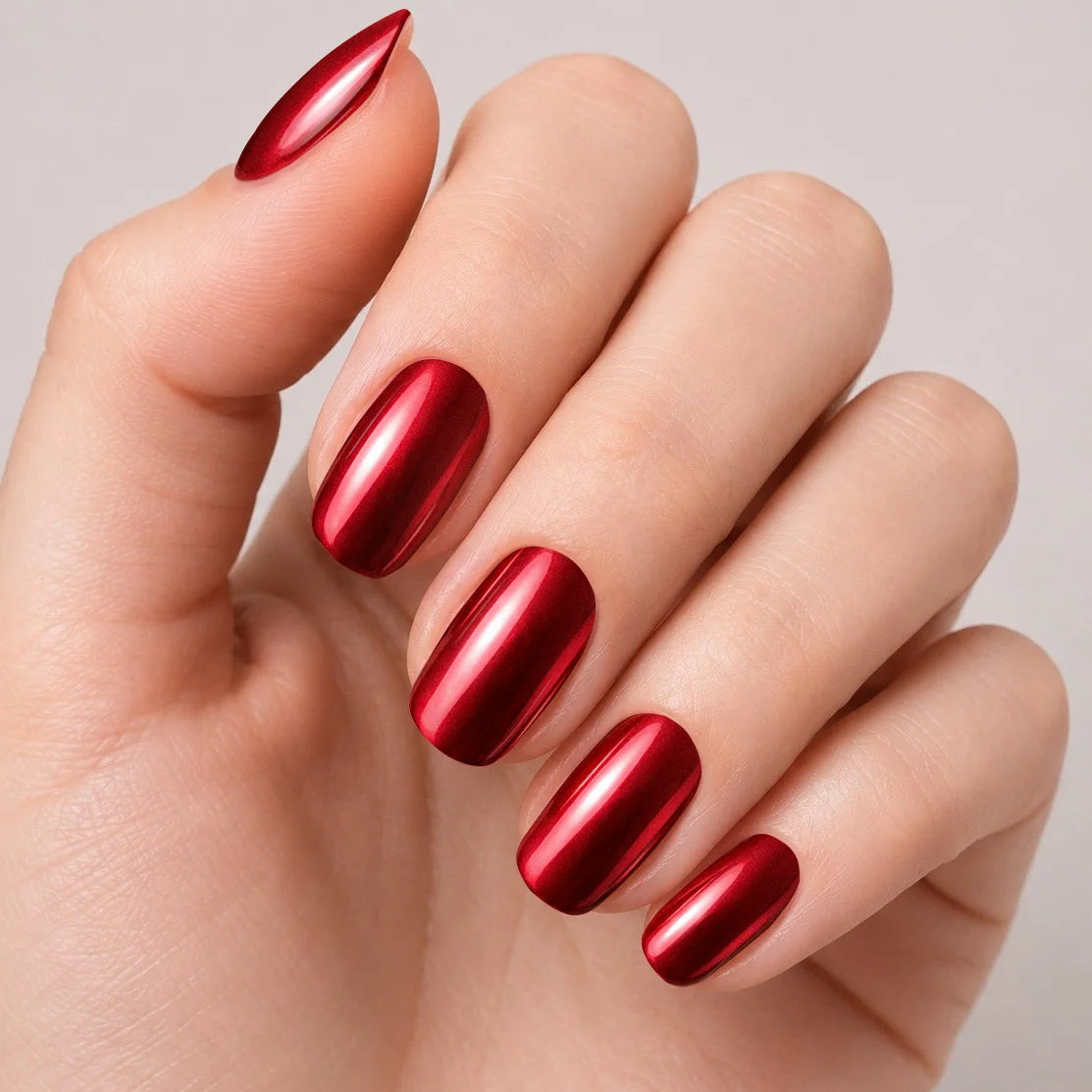 Bandes de vernis gel semi-permanent Geloria Red Mirror posées sur une main