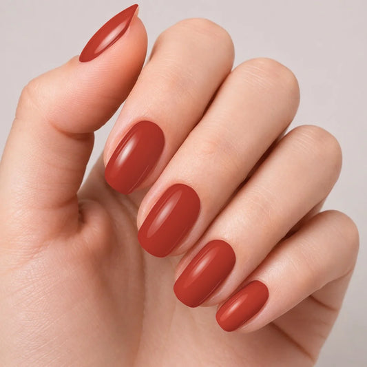 Bandes de vernis gel semi-permanent Geloria Red Velvet posées sur une main