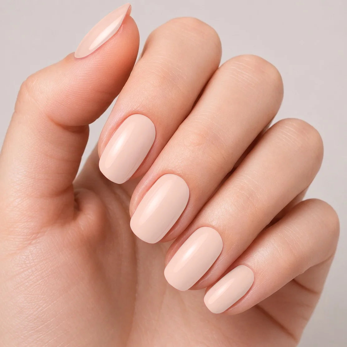 Bandes de vernis gel semi-permanent Geloria Rose Veil posées sur une main