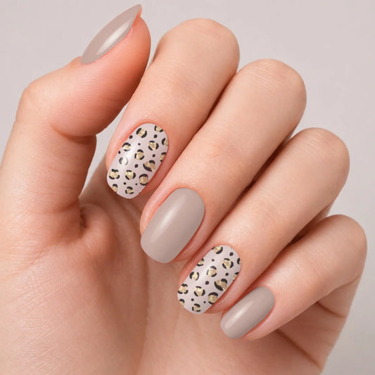 Bandes de vernis gel semi-permanent Geloria Sahara posées sur une main