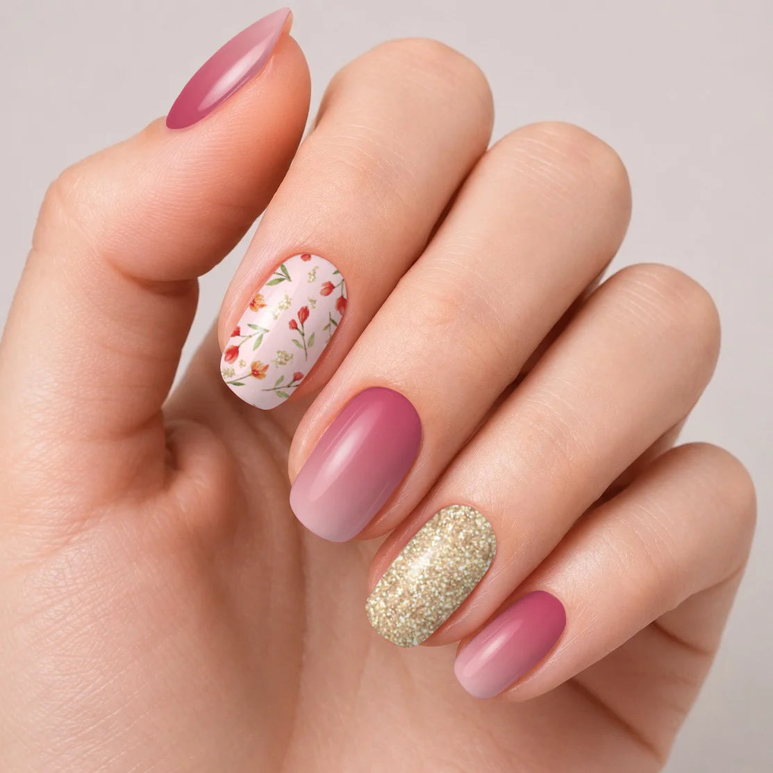 Bandes de vernis gel semi-permanent Geloria Scarlet Bloom posées sur une main
