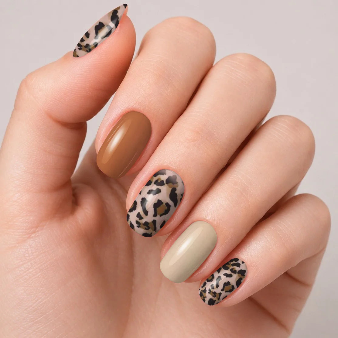 Bandes de vernis gel semi-permanent Geloria Serengeti posées sur une main