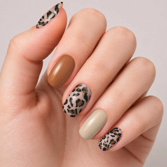Bandes de vernis gel semi-permanent Geloria Serengeti posées sur une main