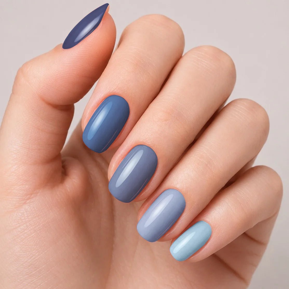 Bandes de vernis gel semi-permanent Geloria Shades of Blue posées sur une main
