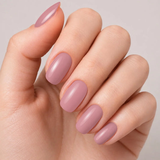 Bandes de vernis gel semi-permanent Geloria Soft Blush posées sur une main
