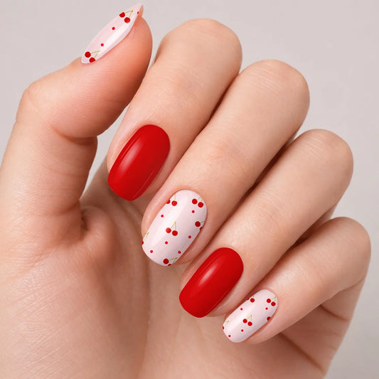 Bandes de vernis gel semi-permanent Geloria Sweet Cherry posées sur une main