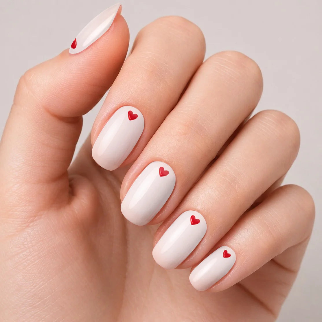 Bandes de vernis gel semi-permanent Geloria Sweetheart posées sur une main