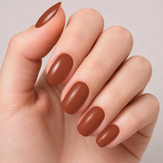 Bandes de vernis gel semi-permanent Geloria Terracotta posées sur une main