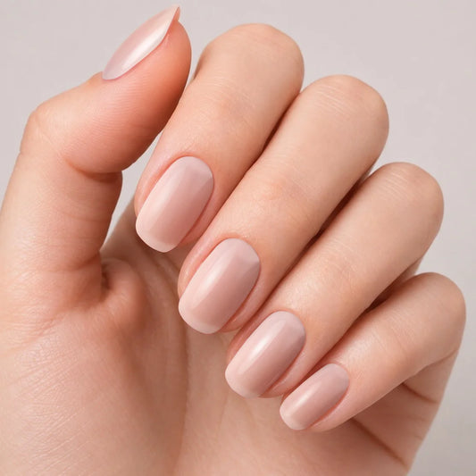 Bandes de vernis gel semi-permanent Geloria Transparent posées sur une main