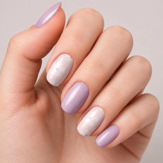 Bandes de vernis gel semi-permanent Geloria Violet Hour posées sur une main